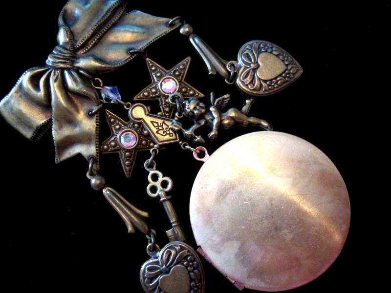 Huge Statement Bridal Bouquet Brooch Locket, Angels, Cherubs, Sterne, Herzen, Bogen, Schlüssel Huge Statement Bridal Bouquet Brooch Locket, Angels, Cherubs, Sterne, Herzen, Bogen, Schlüssel von basilthecat