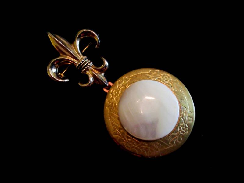 Mutter Von Pearl Locket Brooch, Fleur De Lis Cabochon, Braut Mutter Von Pearl Locket Brooch, Fleur De Lis Cabochon, Braut von basilthecat