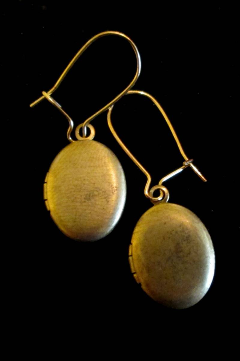 Teensy Tiny Gold Oval Locket Ohrringe Teensy Tiny Gold Oval Locket Ohrringe von basilthecat