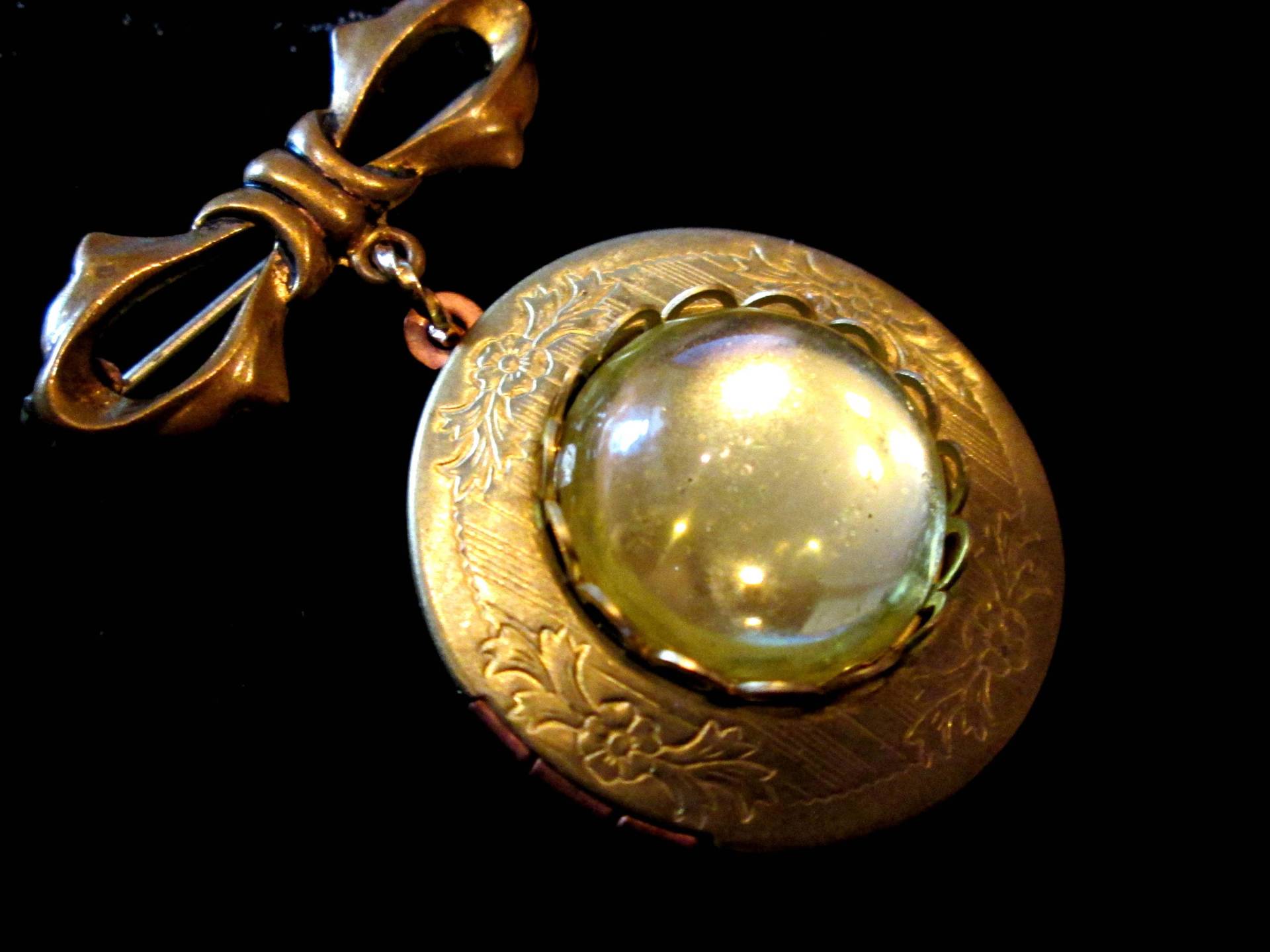The Jonquil Daffodil, Vintage Locket Brooch, Double Locket, Yellow Glass The Jonquil Daffodil, Vintage Locket Brooch, Double Locket, Yellow Glass von basilthecat