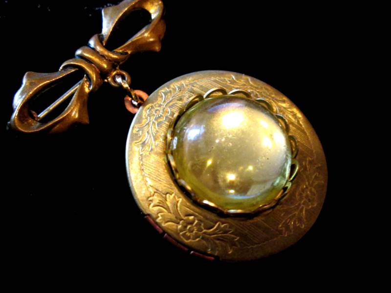 The Jonquil Daffodil, Vintage Locket Brooch, Double Locket, Yellow Glass The Jonquil Daffodil, Vintage Locket Brooch, Double Locket, Yellow Glass von basilthecat