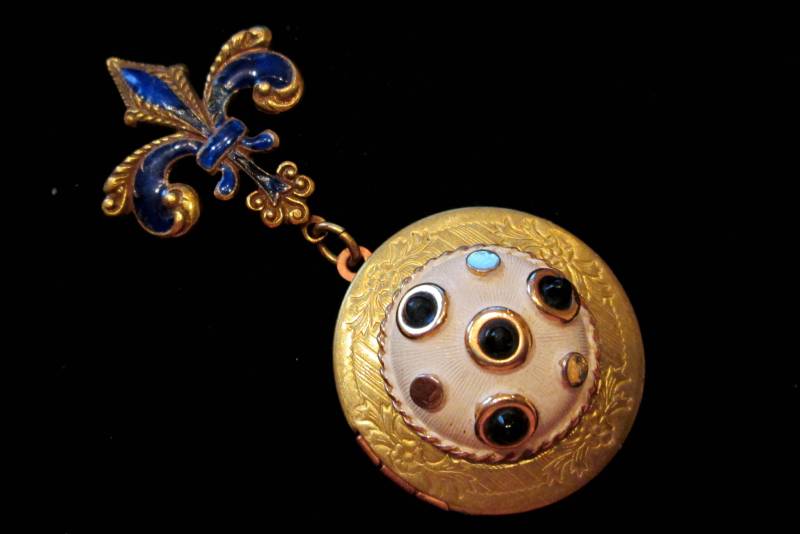 The Royal Blues, Bridal Bouquet Locket, Blue White Enamel von basilthecat