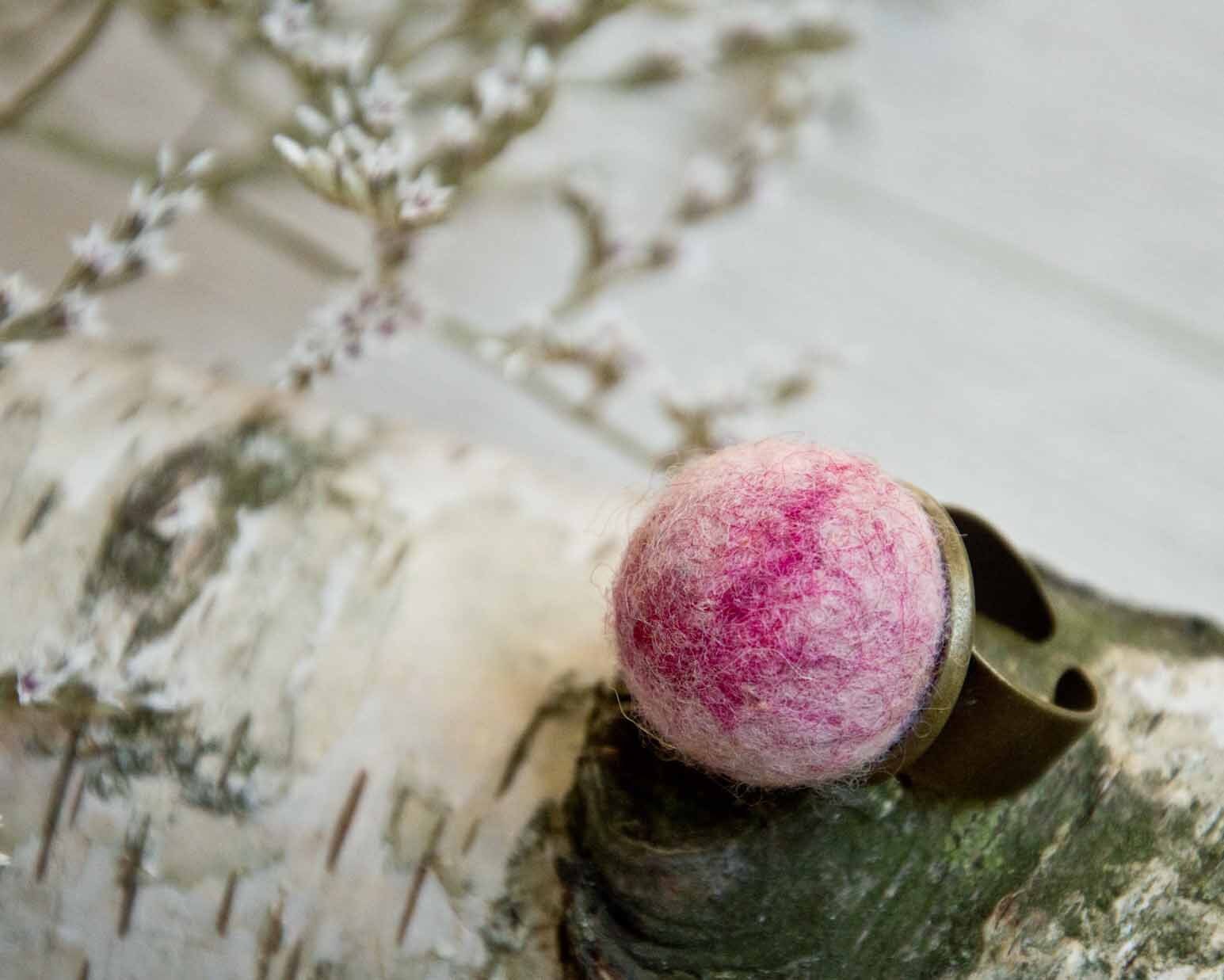 Ring Mit Rosa Filzkugel von baskyhandmade