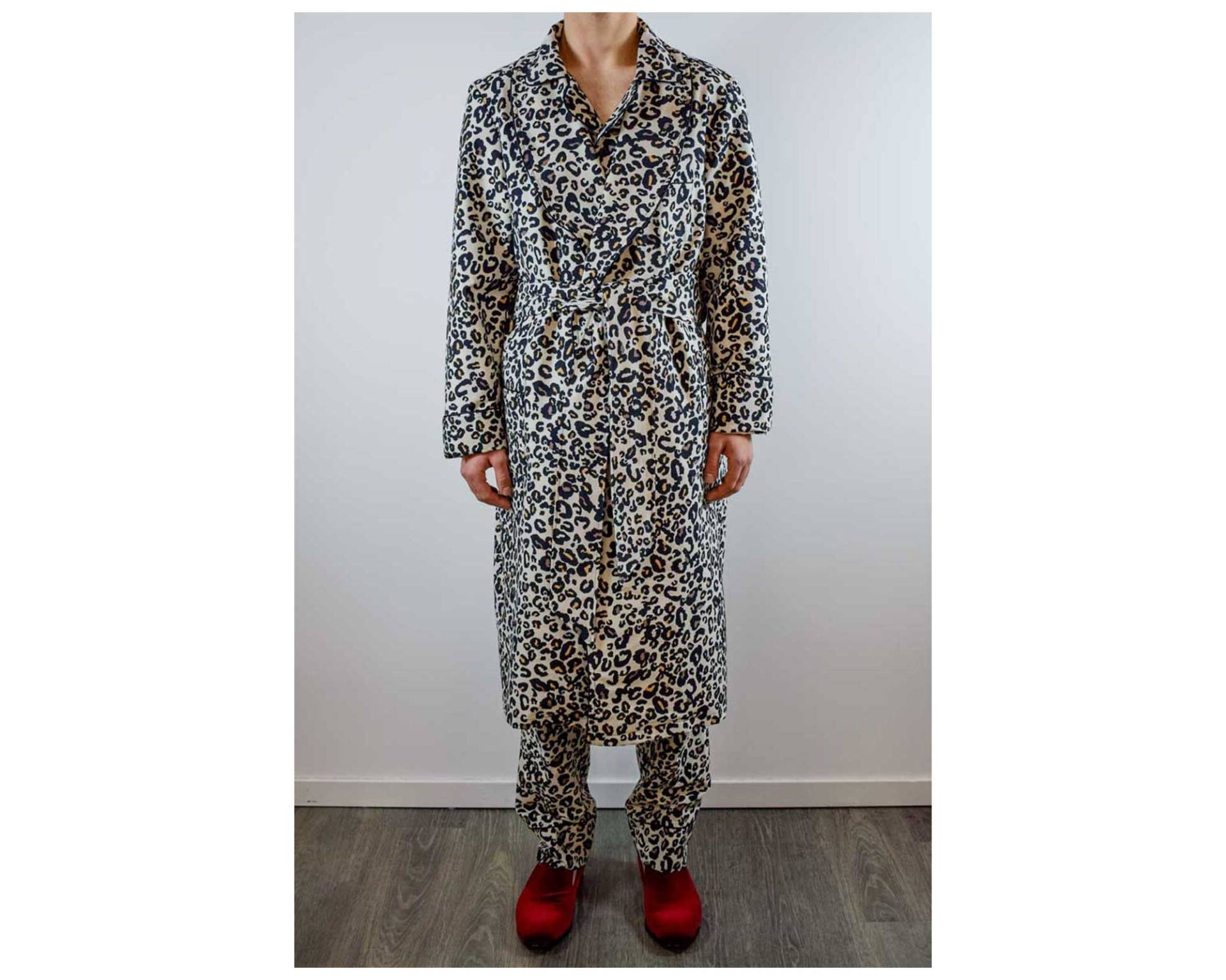 Herren Hausmantel Leopard Animal Print Baumwolle Schalkragen Gesteppt Gefüttert Lang Mit Monogramm Luxus Morgenmantel von baturinahomewear