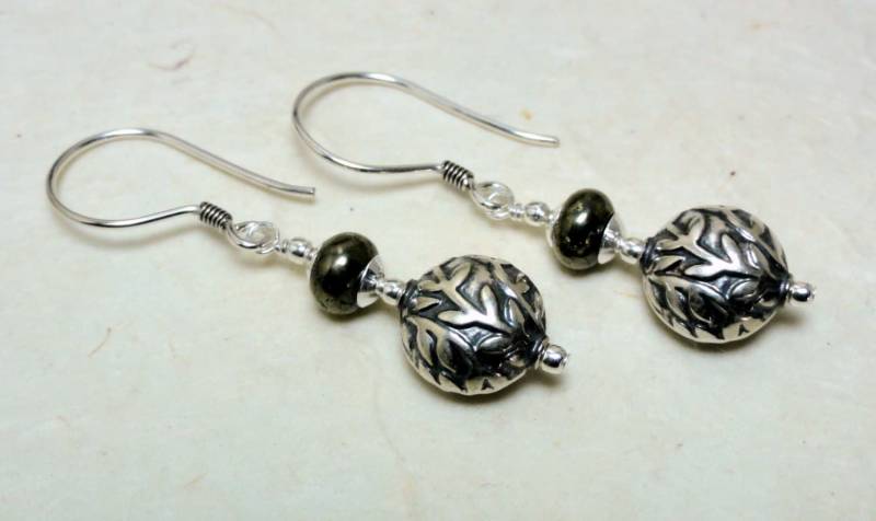 Bali Silber Batik Print & Pyrit Ohrringe Bali Silber Batik Print & Pyrit Ohrringe von baublesbybethann