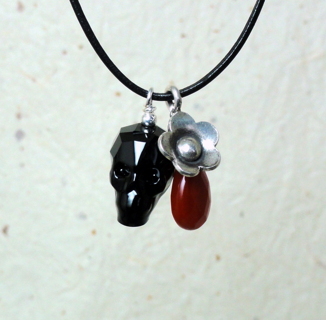 Black Crystal Skull Anhänger Halskette - Swarovski Silver Flower Necklace Black Crystal Skull Anhänger Halskette - Swarovski Silver Flower Necklace von baublesbybethann