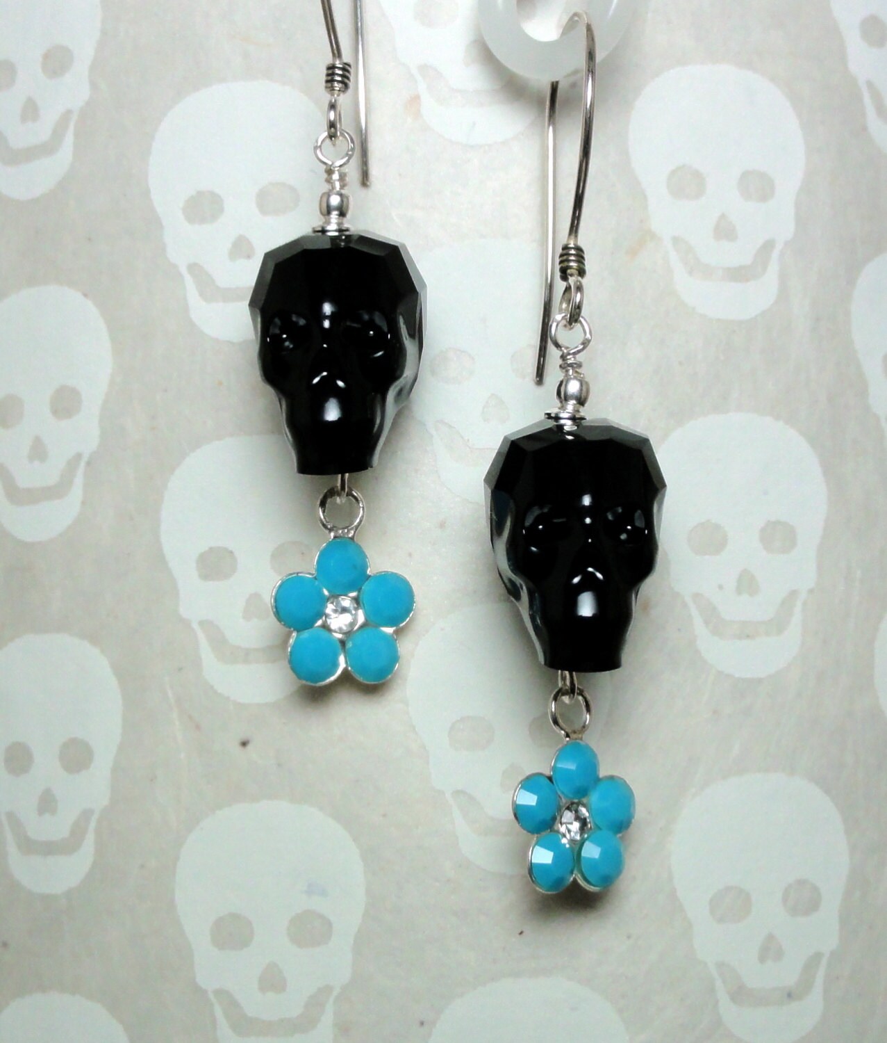 Dia De Los Muertos Ohrringe - Jet Black Crystal Skull With Flower Dia De Los Muertos Ohrringe - Jet Black Crystal Skull With Flower von baublesbybethann