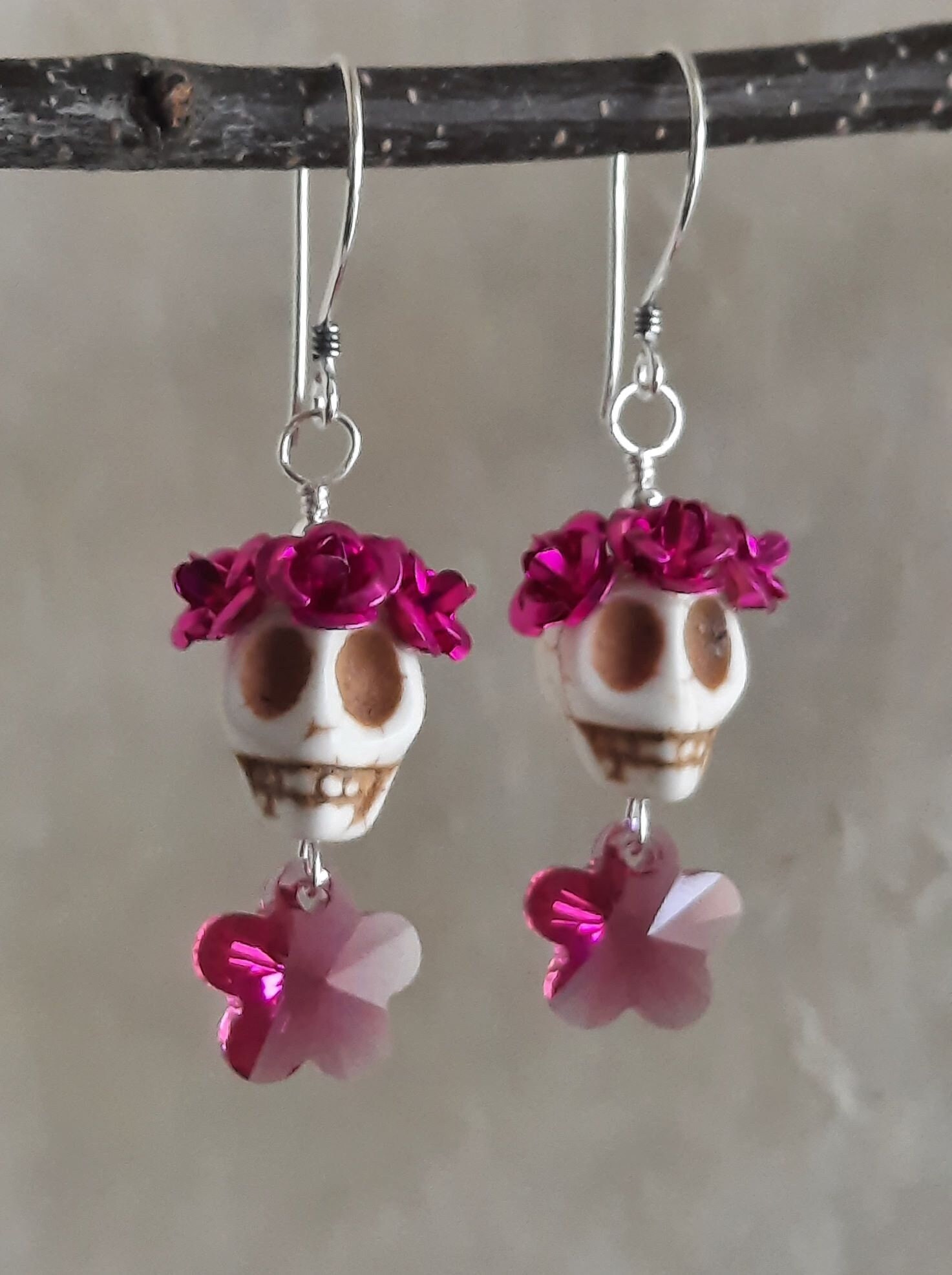 Dia De Los Muertos Rosa Blumen Und Weißer Schädel Ohrringe Dia De Los Muertos Rosa Blumen Und Weißer Schädel Ohrringe von baublesbybethann