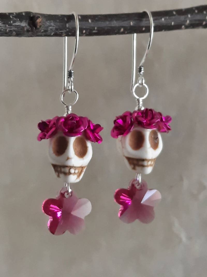 Dia De Los Muertos Rosa Blumen Und Weißer Schädel Ohrringe Dia De Los Muertos Rosa Blumen Und Weißer Schädel Ohrringe von baublesbybethann