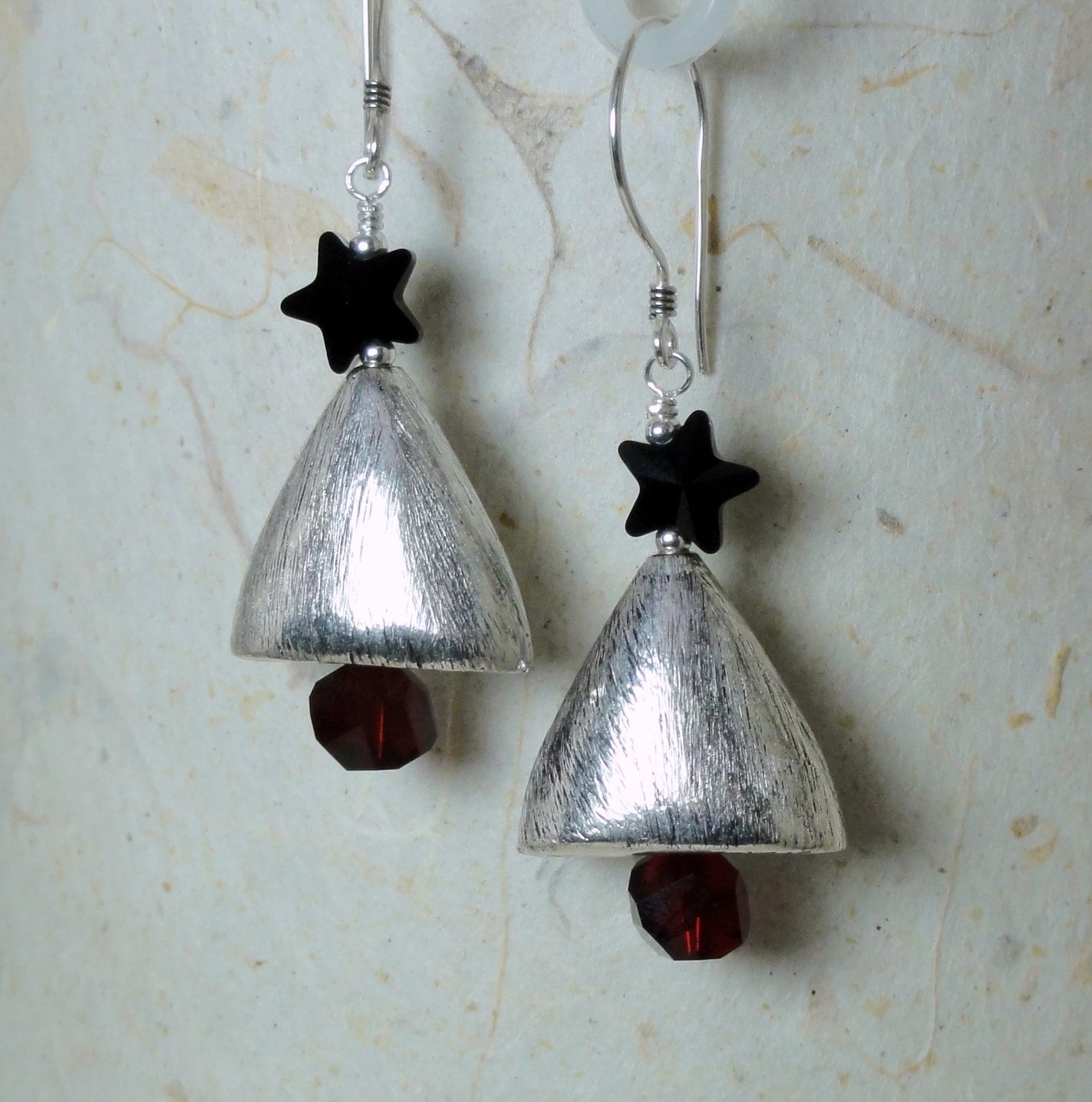 Moderne Weihnachtsbaum Ohrringe - Silber, Schwarz, Rot Moderne Weihnachtsbaum Ohrringe - Silber, Schwarz, Rot von baublesbybethann