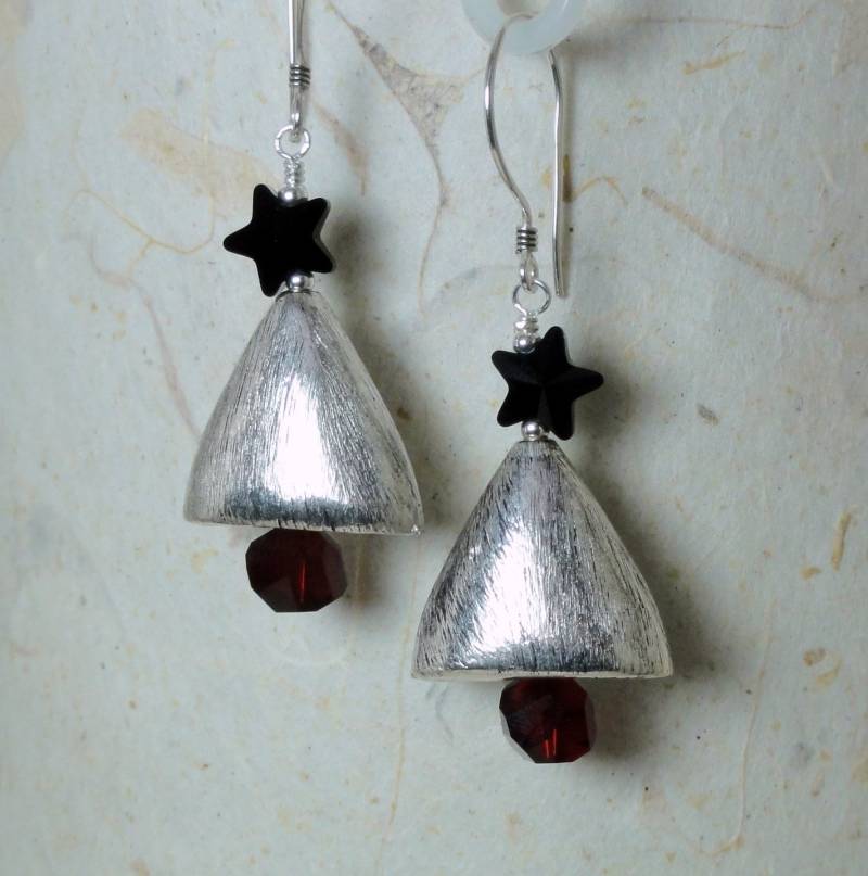 Moderne Weihnachtsbaum Ohrringe - Silber, Schwarz, Rot Moderne Weihnachtsbaum Ohrringe - Silber, Schwarz, Rot von baublesbybethann