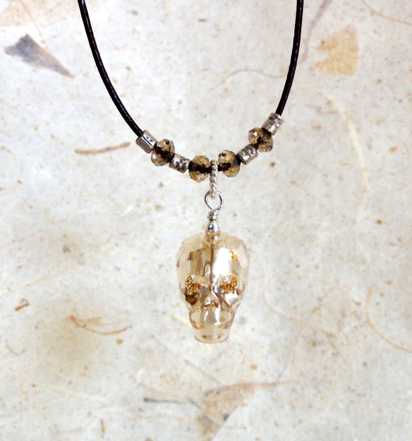 Swarovski Crystal Skull Halskette - Translucent Gold Skull, Perlen Lederkette Swarovski Crystal Skull Halskette - Translucent Gold Skull, Perlen Lederkette von baublesbybethann