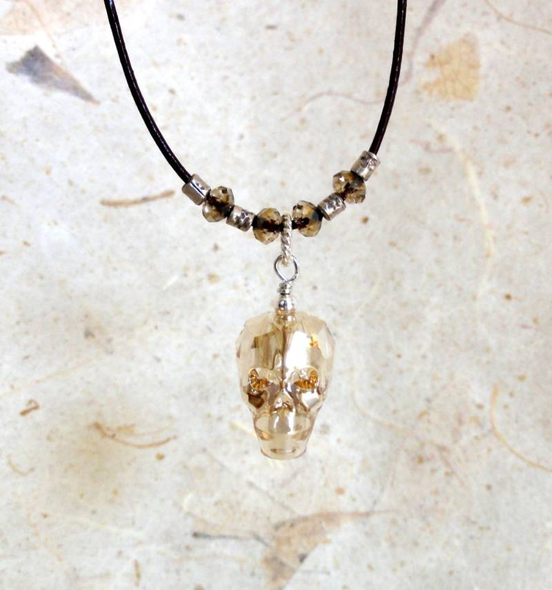 Swarovski Crystal Skull Halskette - Translucent Gold Skull, Perlen Lederkette Swarovski Crystal Skull Halskette - Translucent Gold Skull, Perlen Lederkette von baublesbybethann