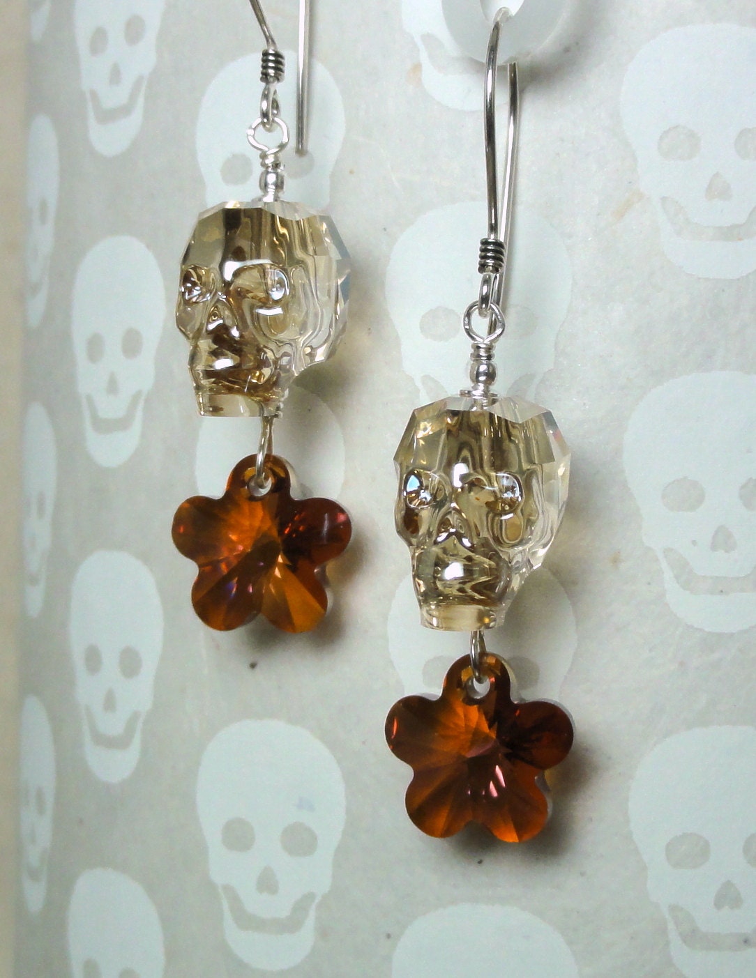 Swarovski Crystal Skull Ohrringe - Golden Shadow With Flower Swarovski Crystal Skull Ohrringe - Golden Shadow With Flower von baublesbybethann