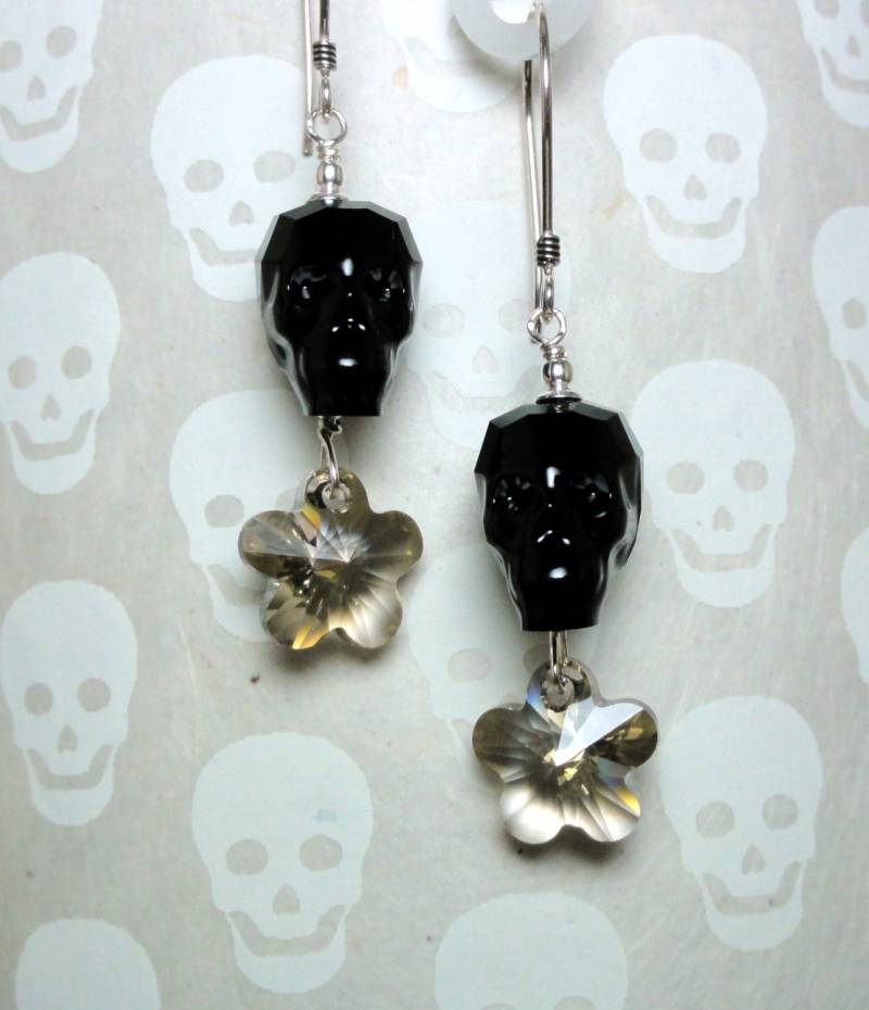 Swarovski Crystal Skull Ohrringe - Jet Black With Flower Swarovski Crystal Skull Ohrringe - Jet Black With Flower von baublesbybethann