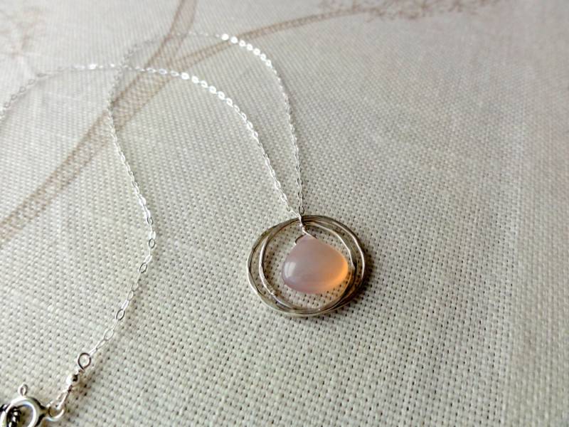 sterling Doppel Hoop & Rosa Chalcedon Halskette sterling Doppel Hoop & Rosa Chalcedon Halskette von baublesbybethann