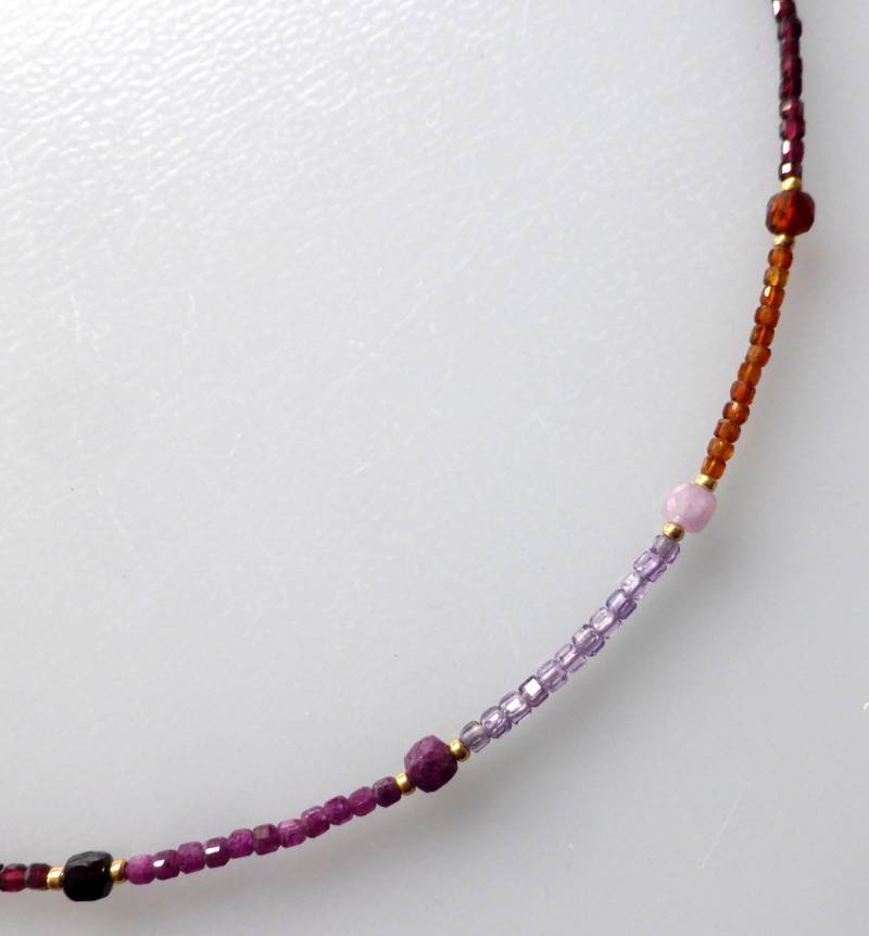 Halskette, Collier, Edelsteine, Amethyst, Rubin, Lepidolith, Granat, Hessonit, Würfelkette - Zart Und Fein Facettiert Halskette, Collier, Edelsteine, Amethyst, Rubin, Lepidolith, Granat, Hessonit, Würfelkette - Zart Und Fein Facettiert von baumschmuck