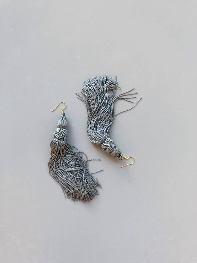 Grau Quastenohrringe, Aussage Ohrringe, Statement Schmuck, Brautjungferngeschenk Grau Quastenohrringe, Aussage Ohrringe, Statement Schmuck, Brautjungferngeschenk von baxterandmilledge