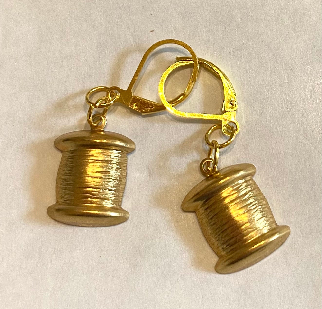 Baumwolle Spule Ohrringe Näherin Geschenk Charme Messing Gold Ton Für Durchbohrte Ohren von bazaarchoices