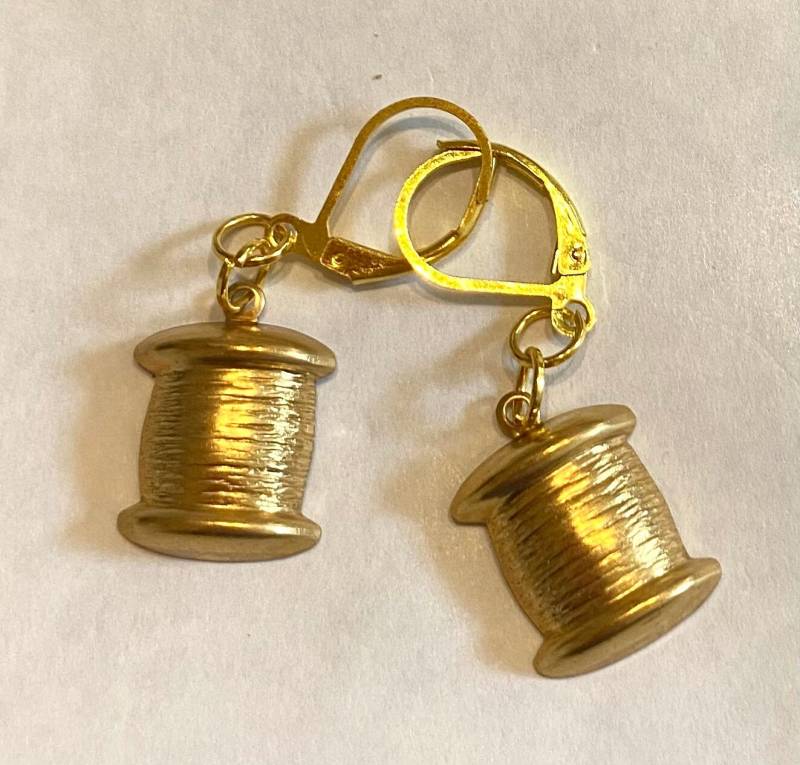 Baumwolle Spule Ohrringe Näherin Geschenk Charme Messing Gold Ton Für Durchbohrte Ohren von bazaarchoices