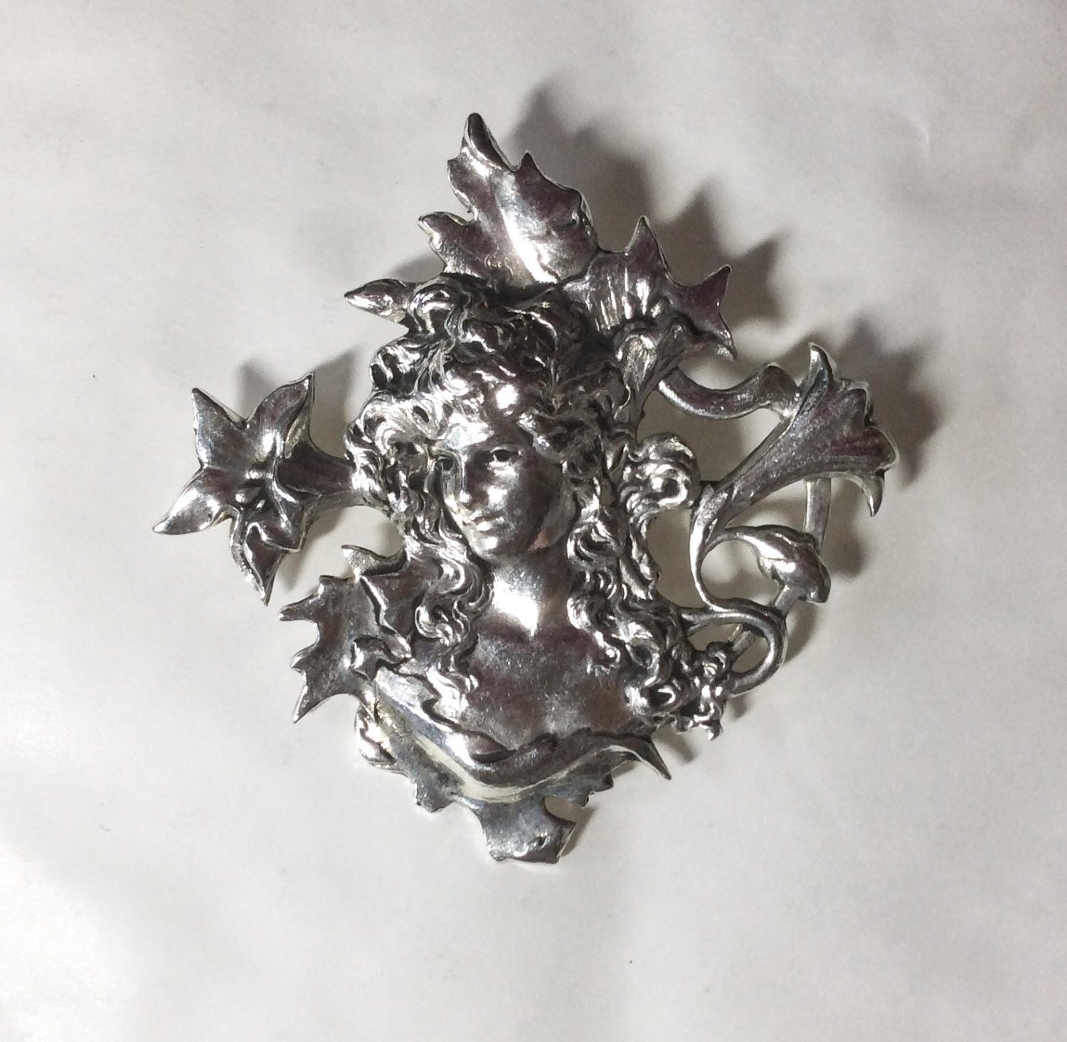 Dame Mit Lilien - Brosche/Anstecknadel Nach Art Mucha Skulptierter Jugendstil Versilbert Groß von bazaarchoices