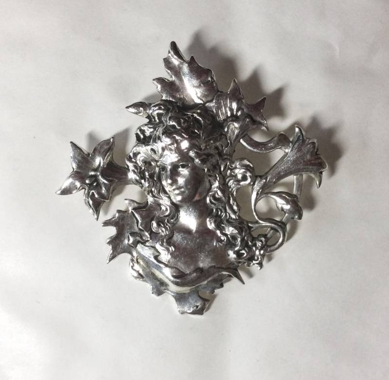 Dame Mit Lilien - Brosche/Anstecknadel Nach Art Mucha Skulptierter Jugendstil Versilbert Groß von bazaarchoices