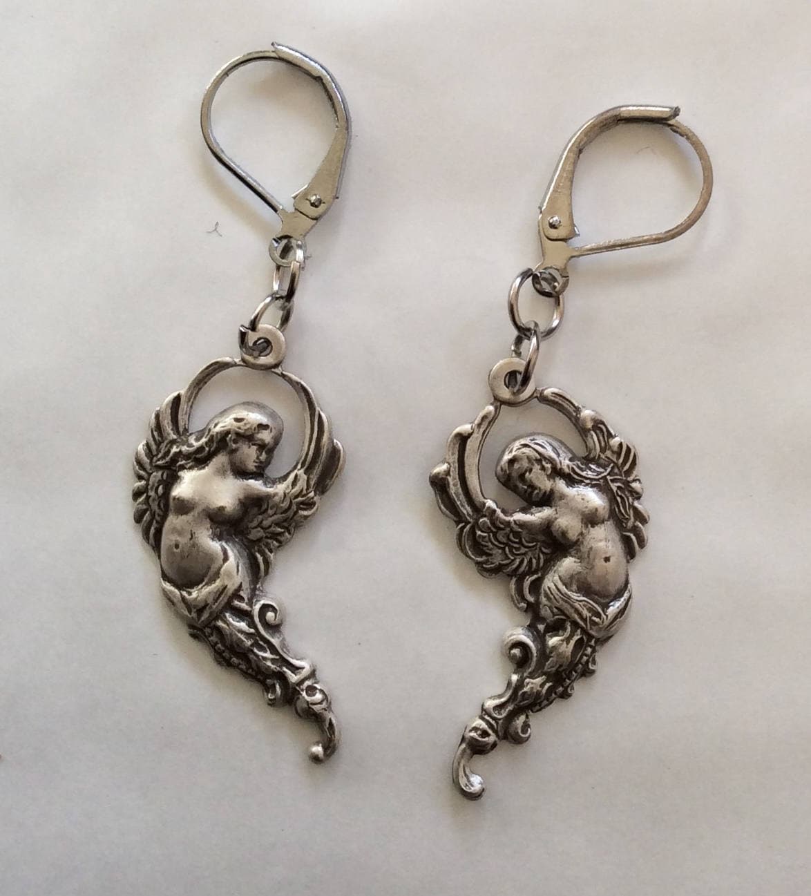 Engel Fliegend Schutzengel Engelchen Ohrringe Silberfarben Handgemacht Detailliert Für Durchbohrte Ohren Nickelfrei von bazaarchoices