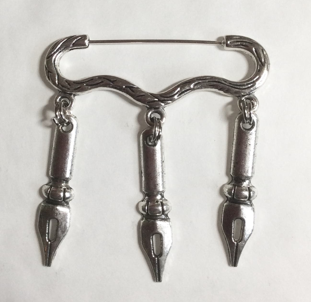 Schreibfeder Silberfarbene Brosche/Anstecknadel von bazaarchoices