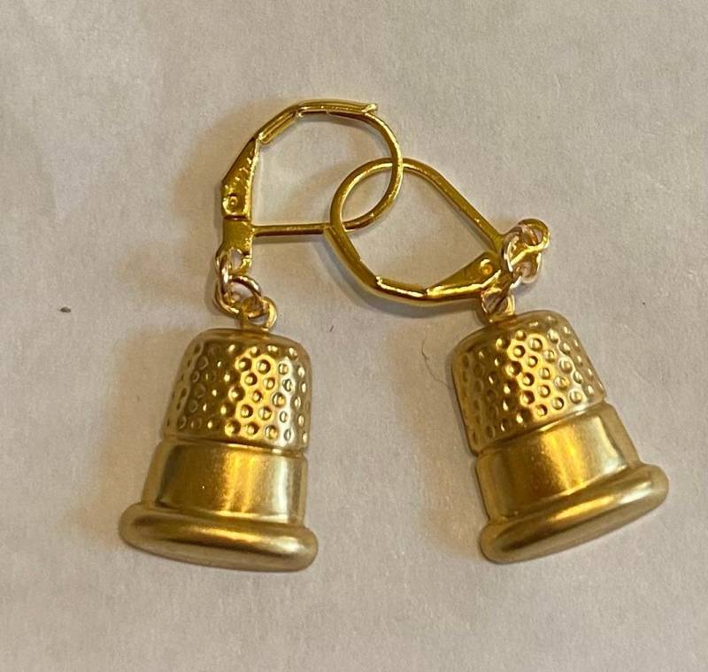 Fingerhut Ohrringe Sewers Geschenk Anhänger Messing Gold Ton Quilter Für Durchbohrte Ohren von bazaarchoices