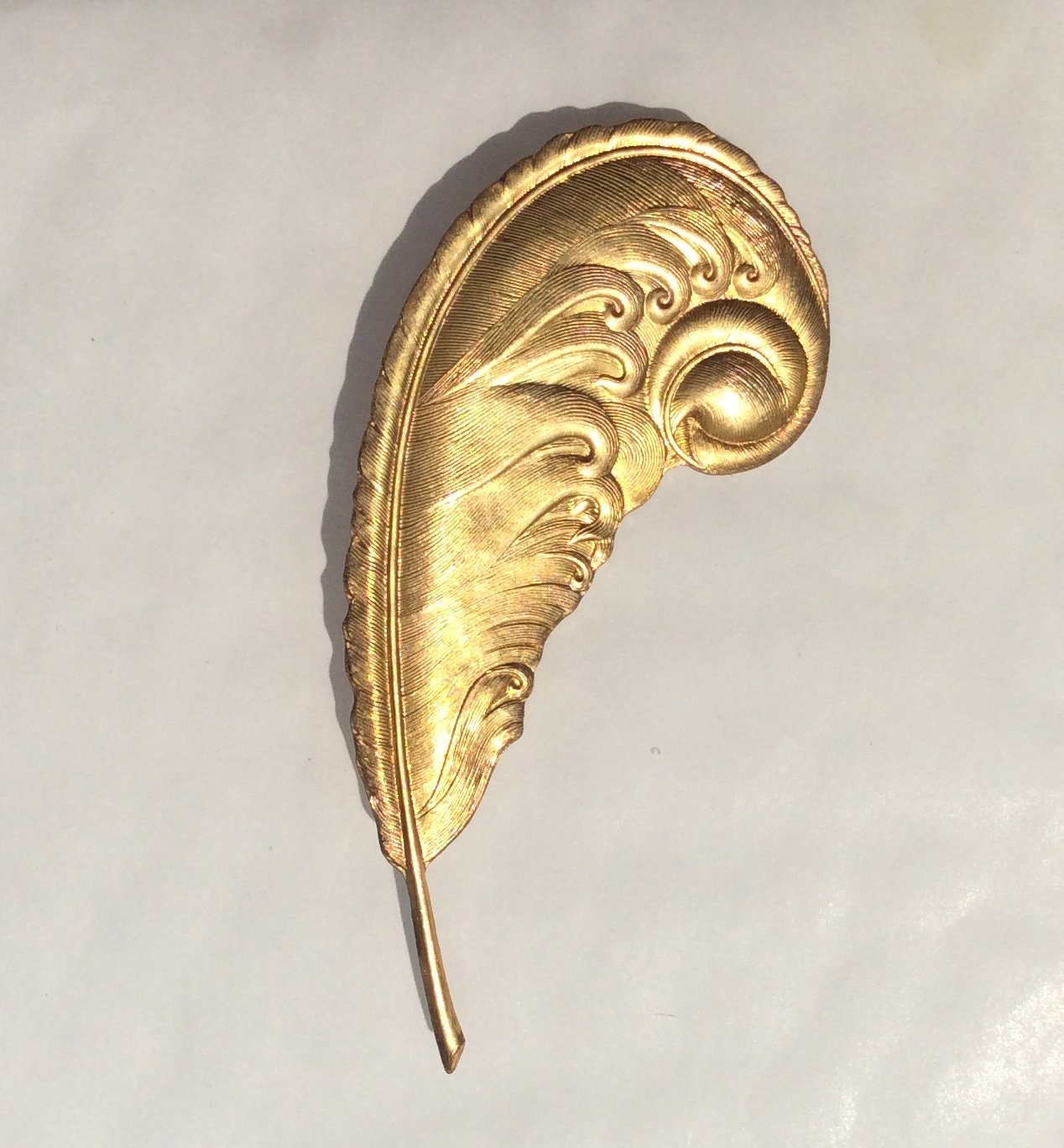 Große Federkiel Jugendstilbrosche Mit Vintage Fundstück Aus Rohmessing von bazaarchoices