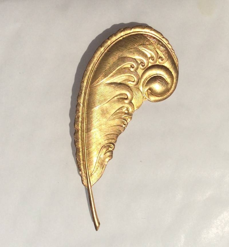 Große Federkiel Jugendstilbrosche Mit Vintage Fundstück Aus Rohmessing von bazaarchoices