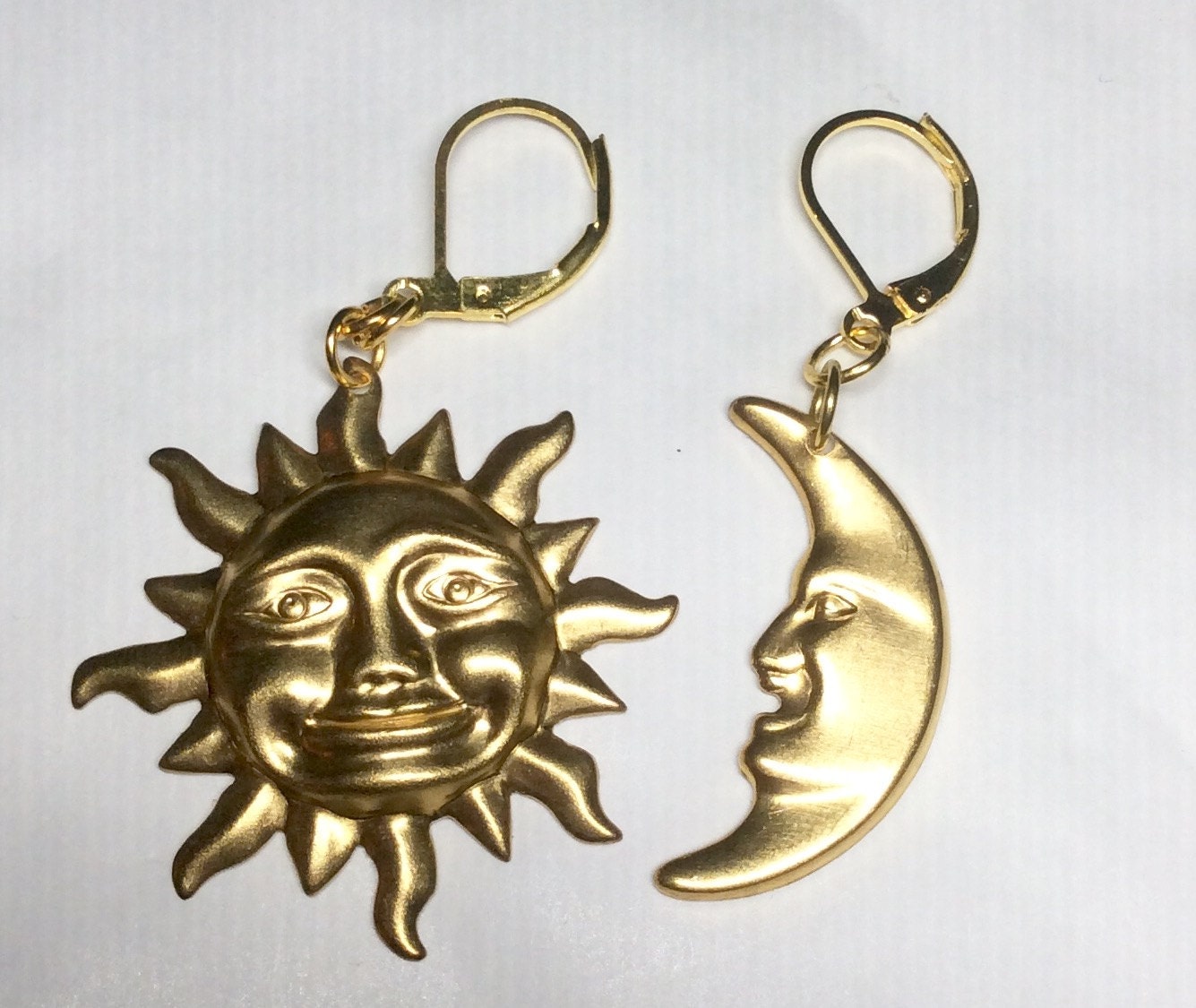 Große Sonne Und Mond Goldfarbene Handgemachte Ohrringe Für Durchbrochene Ohren Nickelfrei von bazaarchoices