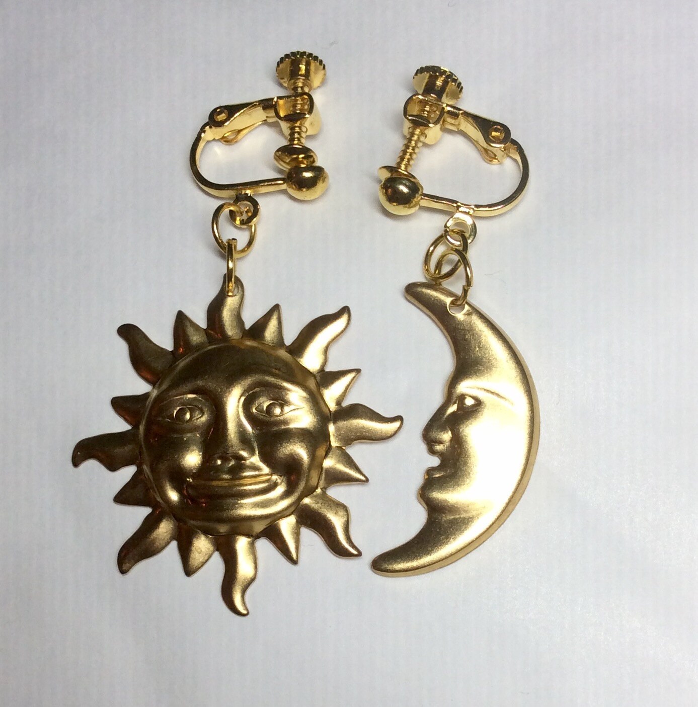 Große Sonne Und Mond Goldfarbene Handgemachte Ohrringe Mit Schraubverschluss Nickelfrei von bazaarchoices