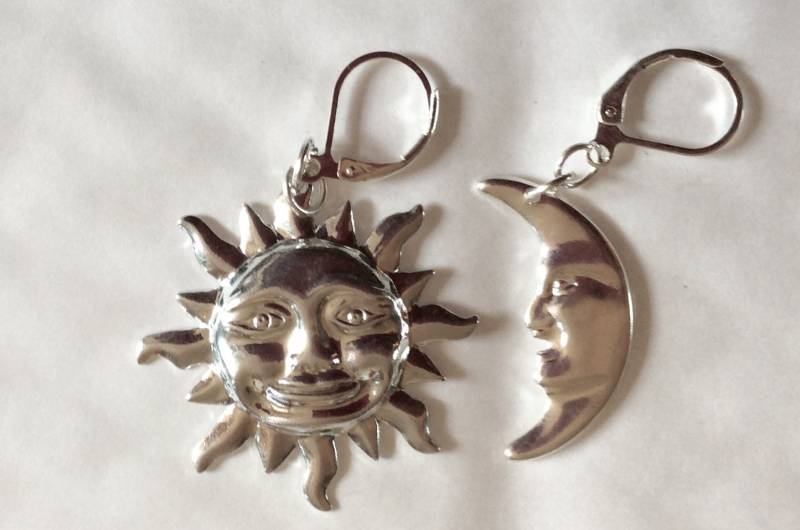 Große Sonne Und Mond Silberfarbene Handgemachte Ohrringe Für Ohrlöcher Nickelfrei von bazaarchoices