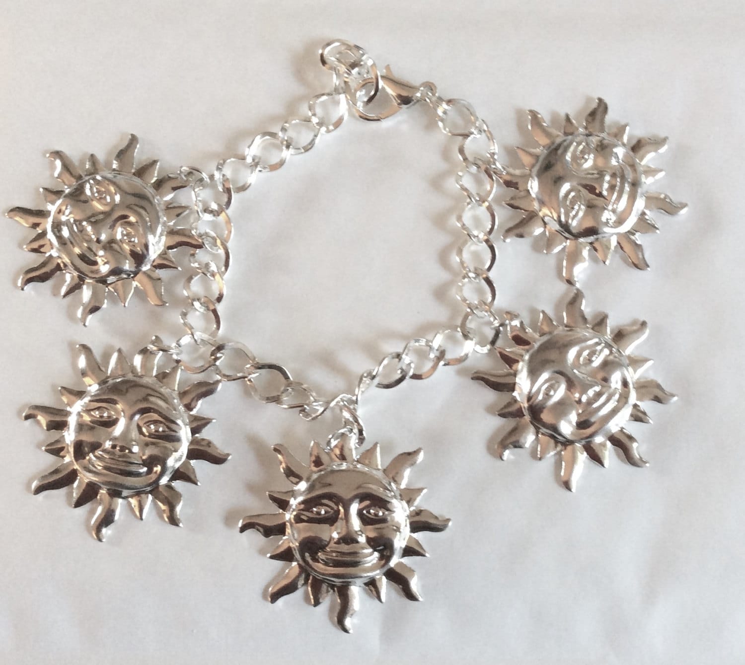 Happy Sun Solar Celestial Skurriles Design Handgemachtes Bettelarmband Silberfarben Längenwahl Von 19 -21 cm von bazaarchoices