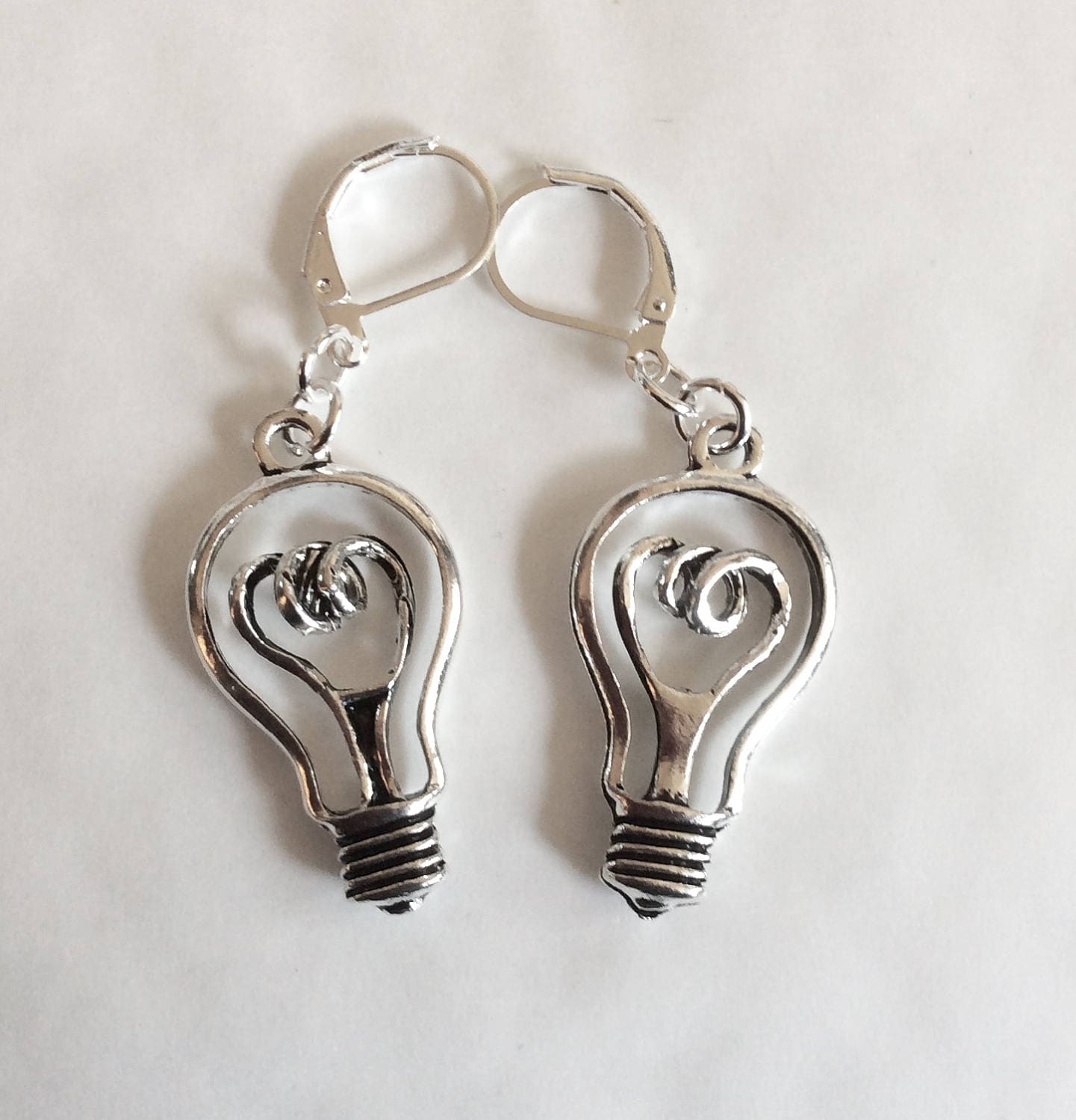 Helle Ideen Glühbirne Silber Ton Handgefertigte Ohrringe Für Durchbohrte Ohren Nickelfrei von bazaarchoices