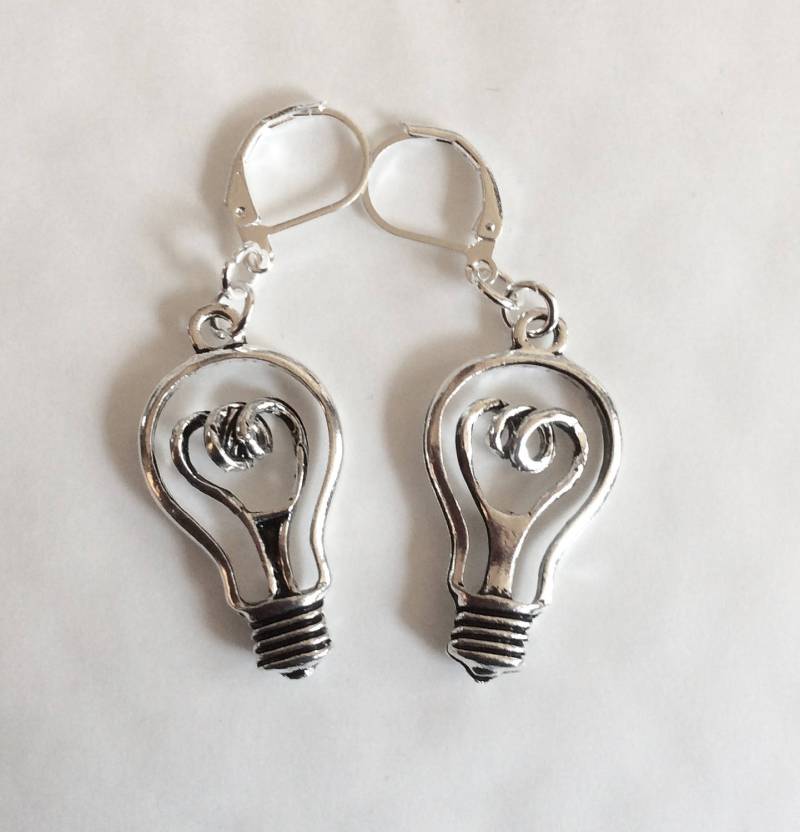 Helle Ideen Glühbirne Silber Ton Handgefertigte Ohrringe Für Durchbohrte Ohren Nickelfrei von bazaarchoices