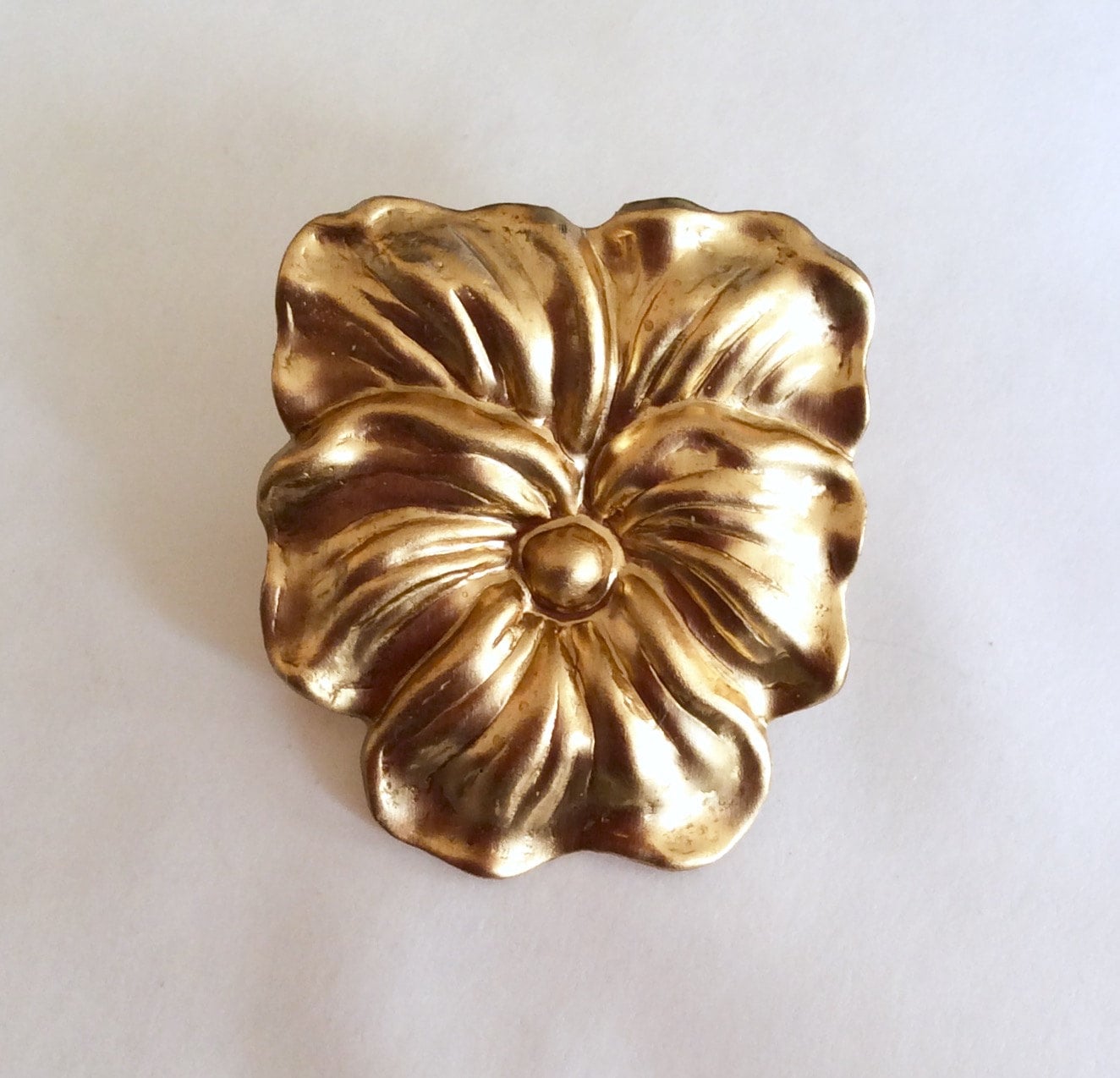 Jugendstil Stiefmütterchen Brosche Aus Rohem Messing Vintage Fundstück von bazaarchoices