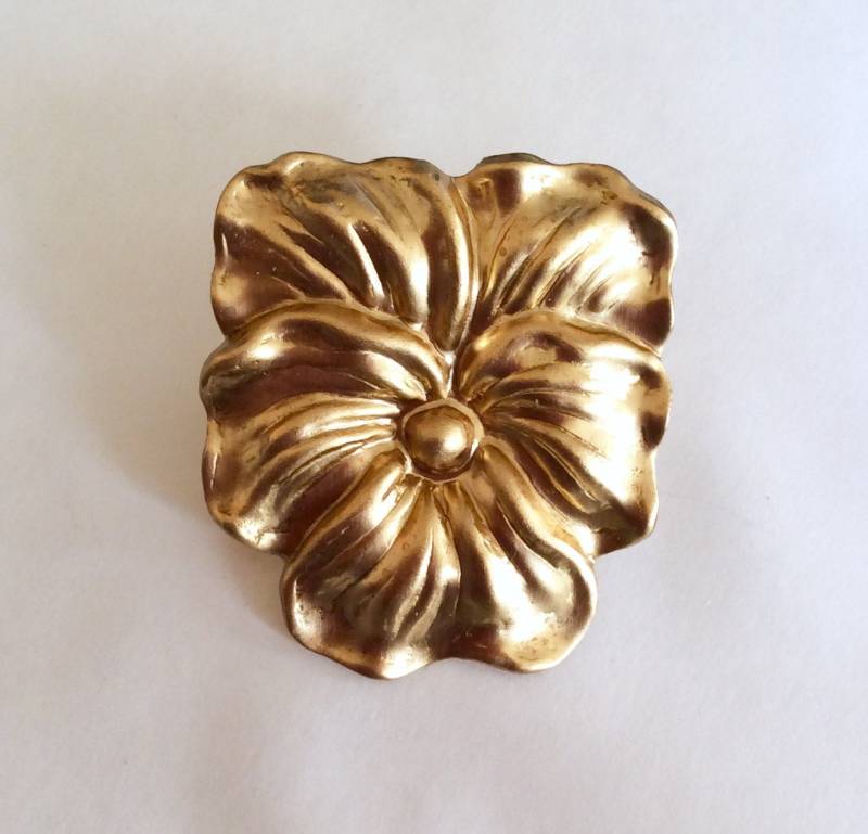 Jugendstil Stiefmütterchen Brosche Aus Rohem Messing Vintage Fundstück von bazaarchoices
