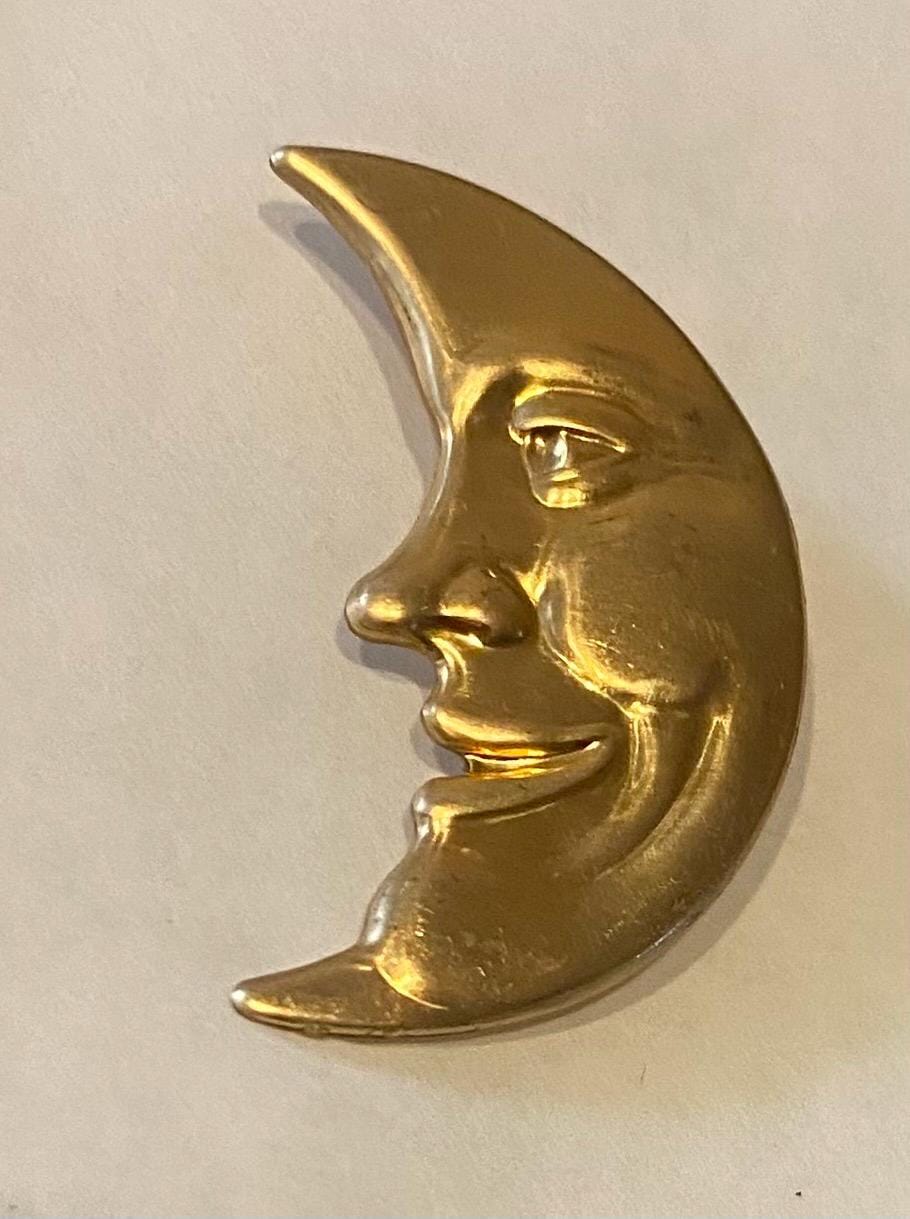 Jugendstil Stil Mond Brosche, Mann Im Roh Messing Vintage Fund von bazaarchoices