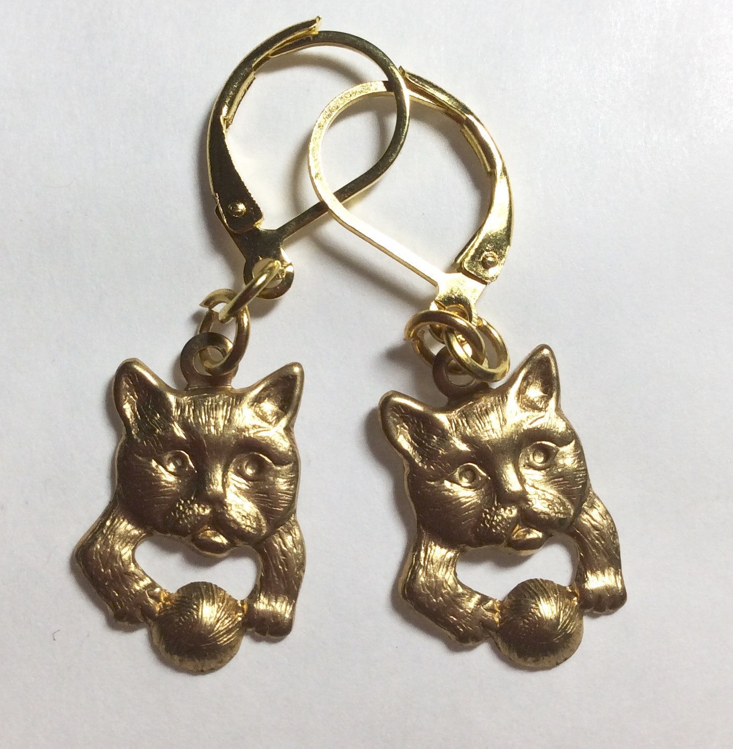 Katzen Kätzchen Ohrringe Mit Wollknäuel Rohmessing Handgemacht Detaillierte Für Durchbohrte Ohren Nickelfrei von bazaarchoices