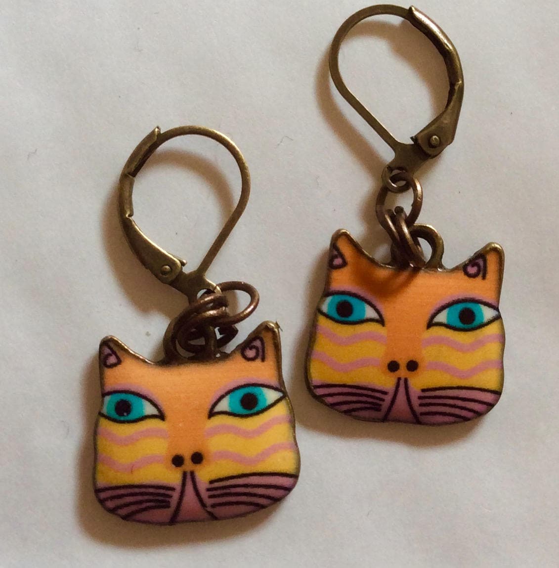 Katzengesicht Ingwer Tom Ohrringe Gelb Und Rosa Emaille Anhänger Messingfarbene Katze , Kätzchen, Miezekatze Für Ohrlöcher Nickelfrei von bazaarchoices