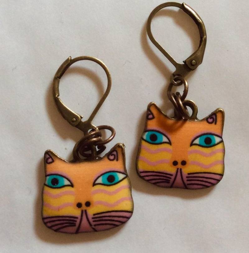 Katzengesicht Ingwer Tom Ohrringe Gelb Und Rosa Emaille Anhänger Messingfarbene Katze , Kätzchen, Miezekatze Für Ohrlöcher Nickelfrei von bazaarchoices