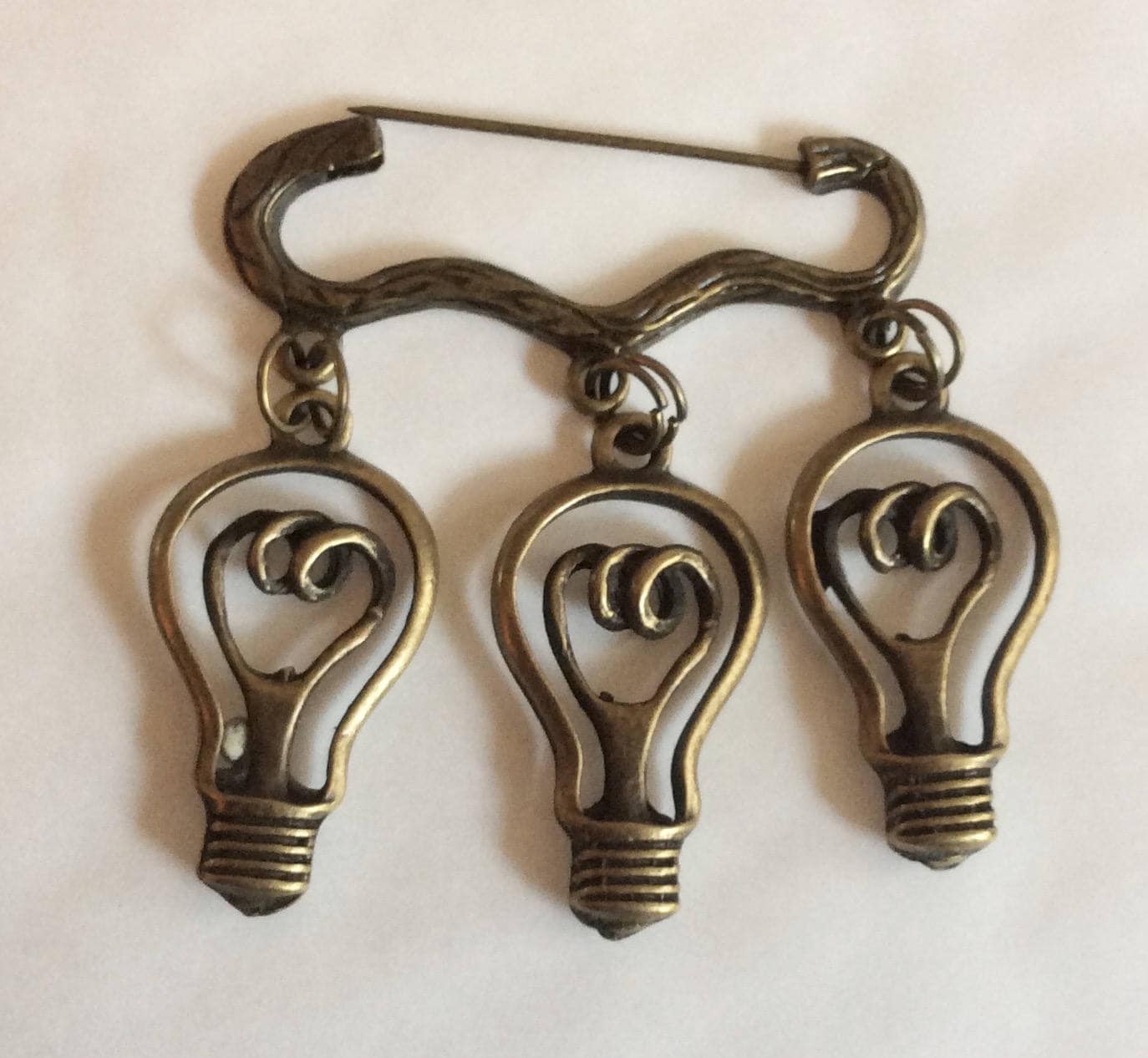 Leuchtende Ideen Glühbirne Charm Bronzefarbene Brosche/Anstecknadel von bazaarchoices