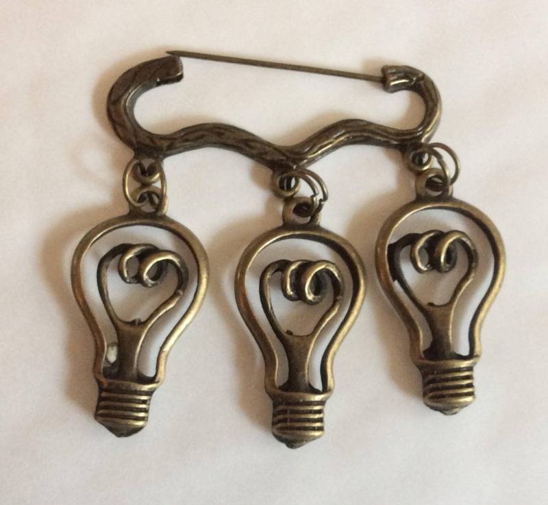 Leuchtende Ideen Glühbirne Charm Bronzefarbene Brosche/Anstecknadel von bazaarchoices
