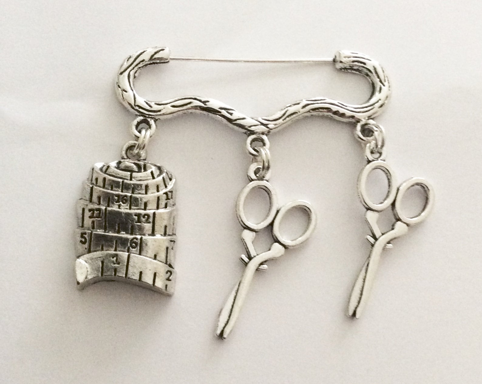 Nähen Band Und Schere Brosche/Pin Näherin Geschenk Charme Silber Ton Maßband von bazaarchoices