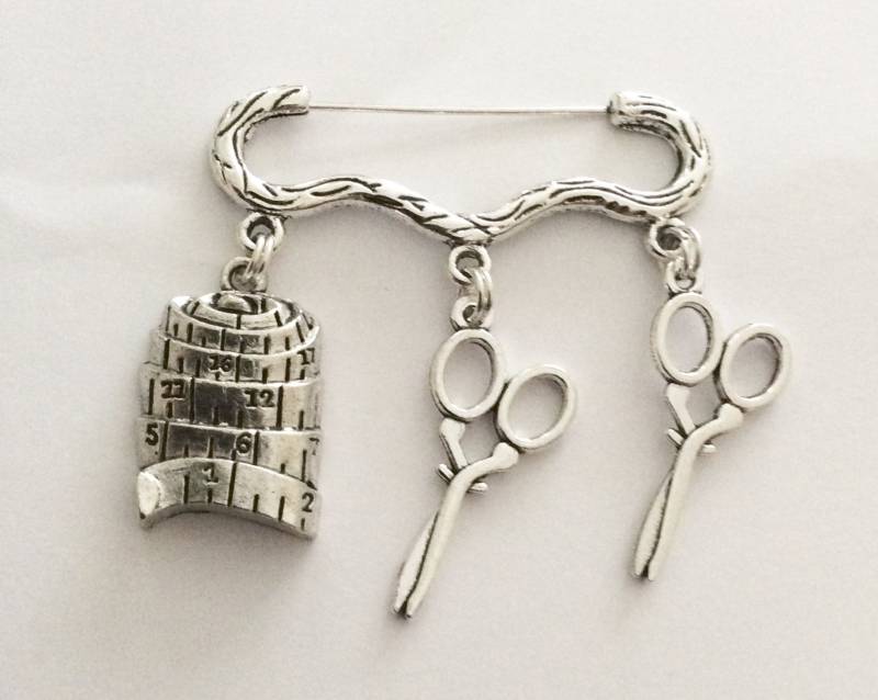 Nähen Band Und Schere Brosche/Pin Näherin Geschenk Charme Silber Ton Maßband von bazaarchoices