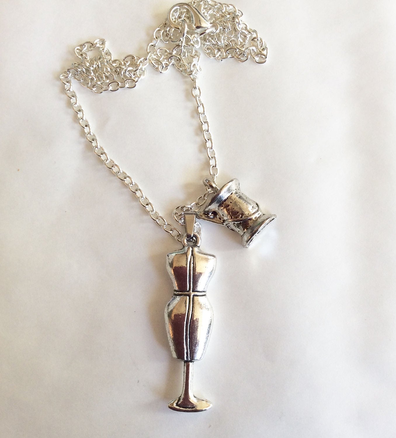 Näherin Halskette Schneiderpuppe Und Baumwollhaspel Silber Ton Charme 18 "Kette von bazaarchoices