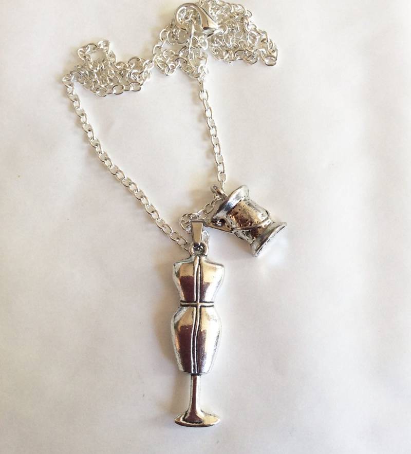 Näherin Halskette Schneiderpuppe Und Baumwollhaspel Silber Ton Charme 18 "Kette von bazaarchoices