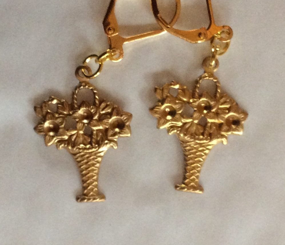 Narzissen Korb Blume Ohrringe Messing Gold Ton Für Ohrlöcher Blumen Gärtner von bazaarchoices